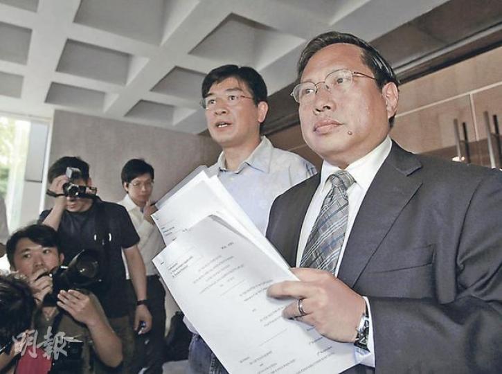 何俊仁(右一)昨由單仲偕(右二)陪同,表示原定於昨天入稟司法覆核,惟他指案件複雜,代表律師需時修改入稟狀,故改為今天正式入稟。(郭慶輝攝) 何俊仁(右一)昨由單仲偕(右二)陪同,表示原定於昨天入稟司法覆核,惟他指案件複雜,代表律師需時修改入稟狀,故改為今天正式入稟。(郭慶輝攝)