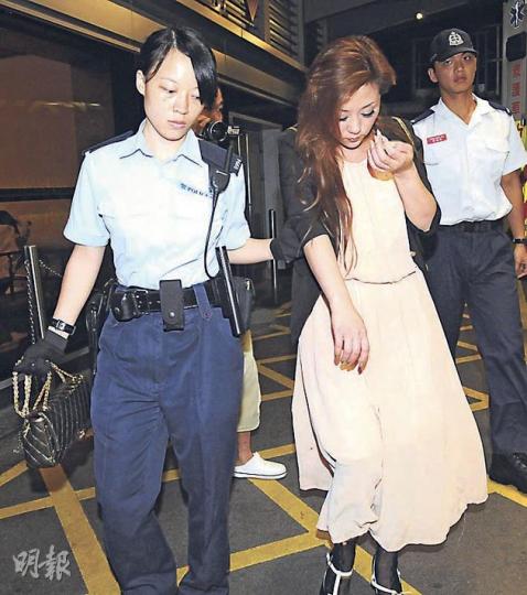 操內地口音的吳姓女子,昨晨動粗以手機作武器打傷司機,警方調查後將她拘捕。(蔡方山攝) 46歲姓葉司機,慘被姓吳女客人以智能手機敲打,前額受傷,嘴角流血。(蔡方山攝) 操內地口音的吳姓女子,昨晨動粗以手機作武器打傷司機,警方調查後將她拘捕。(蔡方山攝) 46歲姓葉司機,慘被姓吳女客人以智能手機敲打,前額受傷,嘴角流血。(蔡方山攝)