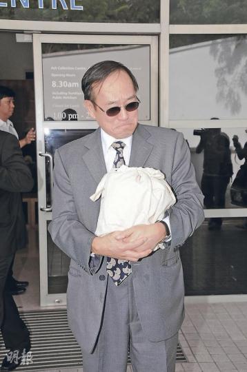 劉志敏難捨愛妻羅慧娟,捧着娟妹的骨灰神情哀痛。(攝影/記者﹕林祖傑) 羅慧娟的遺照流露幸福笑容,是劉志敏親自挑選的生活照,相中見到娟妹有「紅眼」,自然未經修改。(攝影/記者﹕林祖傑) 羅慧娟的靈柩簡約清雅,由4名工作人員抬離教堂。(攝影/記者﹕林祖傑) 親友在火葬場內向羅慧娟作最後告別。(攝影/記者﹕林祖傑) 羅慧娟二哥羅偉平捧着娟妹的遺照,神情肅穆。羅偉平痛哭用紙巾拭淚。(攝影/記者﹕林祖傑) 劉志敏與長子劉鎮洪、二子劉鎮榮夫婦及親友站在靈車後目送羅慧娟靈柩上靈車。(攝影/記者﹕林祖傑) 羅慧 劉志敏難捨愛妻羅慧娟,捧着娟妹的骨灰神情哀痛。(攝影/記者﹕林祖傑) 羅慧娟的遺照流露幸福笑容,是劉志敏親自挑選的生活照,相中見到娟妹有「紅眼」,自然未經修改。(攝影/記者﹕林祖傑) 羅慧娟的靈柩簡約清雅,由4名工作人員抬離教堂。(攝影/記者﹕林祖傑) 親友在火葬場內向羅慧娟作最後告別。(攝影/記者﹕林祖傑) 羅慧娟二哥羅偉平捧着娟妹的遺照,神情肅穆。羅偉平痛哭用紙巾拭淚。(攝影/記者﹕林祖傑) 劉志敏與長子劉鎮洪、二子劉鎮榮夫婦及親友站在靈車後目送羅慧娟靈柩上靈車。(攝影/記者﹕林祖傑) 羅慧