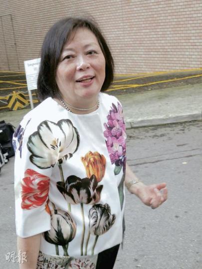 行會成員、平機會前主席胡紅玉力撐林煥光身兼平機會主席、行會召集人並沒有問題,她昨午透過政府新聞處,通知記者在其家陽明山莊外接受訪問。(林耀華攝) 行會成員、平機會前主席胡紅玉力撐林煥光身兼平機會主席、行會召集人並沒有問題,她昨午透過政府新聞處,通知記者在其家陽明山莊外接受訪問。(林耀華攝)