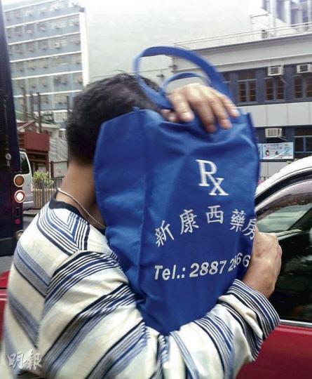 去年區議會油尖旺京士柏選區中,虛報假住址的被告李建源昨被判緩刑。他離開法庭時,全程以環保袋掩面。(余卓善攝) 去年區議會油尖旺京士柏選區中,虛報假住址的被告李建源昨被判緩刑。他離開法庭時,全程以環保袋掩面。(余卓善攝)