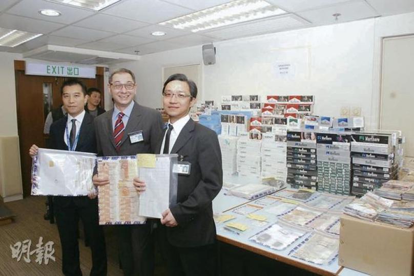 西九龍總區刑事部警司盧國基(中)展示在全港反黑反黃賭毒行動中檢獲的大批證據,包括懷疑賭款或犯罪得益、馬纜、私煙等,行動中共拘捕47人,包括13名黑幫骨幹,主要為「水房」成員。(雲錦鋒攝) 西九龍總區刑事部警司盧國基(中)展示在全港反黑反黃賭毒行動中檢獲的大批證據,包括懷疑賭款或犯罪得益、馬纜、私煙等,行動中共拘捕47人,包括13名黑幫骨幹,主要為「水房」成員。(雲錦鋒攝)