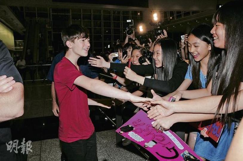 Greyson前晚繼續親民,在機場與粉絲握手。(攝影:梁迺楠) Greyson任由女粉絲抱抱。(攝影:梁迺楠) Greyson前晚繼續親民,在機場與粉絲握手。(攝影:梁迺楠) Greyson任由女粉絲抱抱。(攝影:梁迺楠)