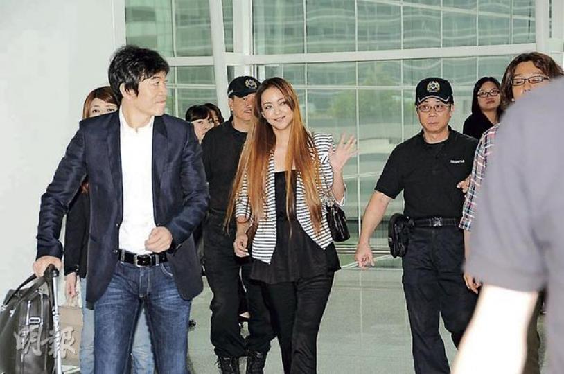 安室奈美惠完成一連4日香港宣傳之旅,昨天終於踏上歸途。(攝影:鍾偉茵) 數十歌迷趕到機場歡送安室,卻遭大批保安人員阻撓。(攝影:鍾偉茵) 安室奈美惠完成一連4日香港宣傳之旅,昨天終於踏上歸途。(攝影:鍾偉茵) 數十歌迷趕到機場歡送安室,卻遭大批保安人員阻撓。(攝影:鍾偉茵)