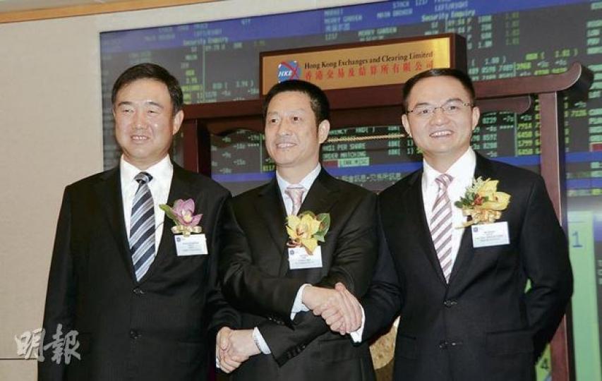 昨日三隻新股齊齊於港交所掛牌。圖為中鋁國際董事長張程忠(左)、海天水電主席兼執行董事林楊(中)及美麗家園執行董事、董事長兼行政總裁吳哲彥(右)。(陳淑安攝) 昨日三隻新股齊齊於港交所掛牌。圖為中鋁國際董事長張程忠(左)、海天水電主席兼執行董事林楊(中)及美麗家園執行董事、董事長兼行政總裁吳哲彥(右)。(陳淑安攝)