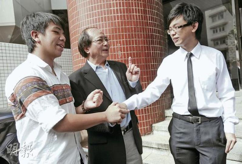 教育局長吳克儉昨出席商台節目全力為國民教育爭議拆彈,再次遇上反對國民教育的中學生組織「學民思潮」示威,他在節目中與學生短暫對話;節目後吳克儉(中)邀約學民思潮代表下周見面。(余俊亮攝) 教育局長吳克儉昨出席商台節目全力為國民教育爭議拆彈,再次遇上反對國民教育的中學生組織「學民思潮」示威,他在節目中與學生短暫對話;節目後吳克儉(中)邀約學民思潮代表下周見面。(余俊亮攝)