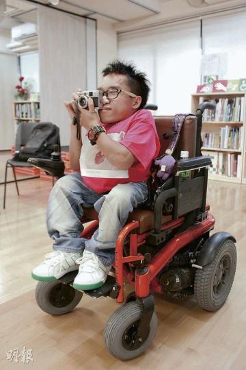 自小要透過輪椅代步的鄭啟文(Kevin)稱,即使在輪椅上拍攝有一定難度,但他堅持透過攝影,帶出弱勢社群的生活,令社會不會遺忘他們。(黃俊鋒攝) 自小要透過輪椅代步的鄭啟文(Kevin)稱,即使在輪椅上拍攝有一定難度,但他堅持透過攝影,帶出弱勢社群的生活,令社會不會遺忘他們。(黃俊鋒攝)