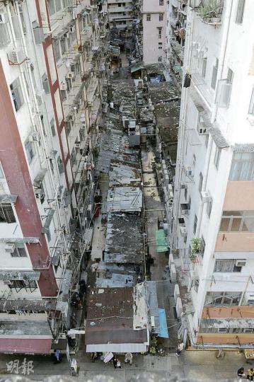 其中一處僭建物位於僑裕大樓與美景樓中間,以石屎搭起外圍,再蓋上鋅鐵、木板,面積約2000呎。面向街口處開設花檔,內街有鎖匙店、食肆等,閣樓則間成數個百多呎單位,附設鐵製樓梯登上,有數戶人居住。(劉焌陶攝) 其中一處僭建物位於僑裕大樓與美景樓中間,以石屎搭起外圍,再蓋上鋅鐵、木板,面積約2000呎。面向街口處開設花檔,內街有鎖匙店、食肆等,閣樓則間成數個百多呎單位,附設鐵製樓梯登上,有數戶人居住。(劉焌陶攝)