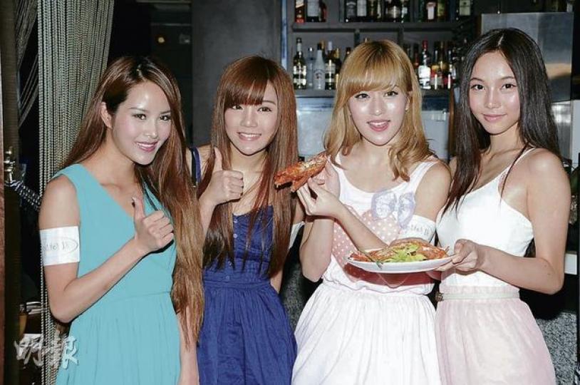 Ar Yu(左起)、Elke、Rainbow、Elise齊齊示範煮意粉。(攝影:鍾偉茵) Ar Yu(左起)、Elke、Rainbow、Elise齊齊示範煮意粉。(攝影:鍾偉茵)