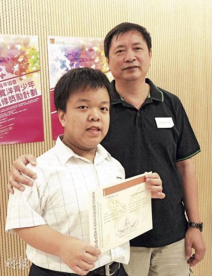 患侏儒症的石頌之(左)雖受到疾病煎熬,仍能夠積極樂觀面對,主動與同學分享經歷。右為頌之的爸爸。(葉思雅攝) 患侏儒症的石頌之(左)雖受到疾病煎熬,仍能夠積極樂觀面對,主動與同學分享經歷。右為頌之的爸爸。(葉思雅攝)