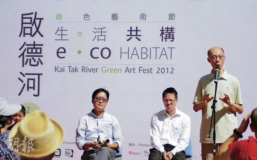 環境局長黃錦星(右)昨日表示,由政務司長領導不同的政策小組,有助制訂政策時,跨局及跨部門之間互相合作,不會架牀疊屋。(葉思雅攝) 環境局長黃錦星(右)昨日表示,由政務司長領導不同的政策小組,有助制訂政策時,跨局及跨部門之間互相合作,不會架牀疊屋。(葉思雅攝)