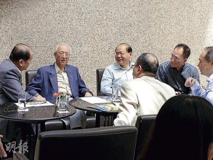 警務處長曾偉雄(左三)昨午到酒店出席一頒獎禮,他在活動前約20分鐘已到場,事先透過新聞官稱不會回應傳媒提問。活動開始前,曾偉雄更寧願躲在酒店大堂和主辦單位中華基督教青年會會長陳樹安(左二)等人茶敘,進場時亦繞到禮堂前門避開記者。(陳洛明攝) 警務處長曾偉雄(左三)昨午到酒店出席一頒獎禮,他在活動前約20分鐘已到場,事先透過新聞官稱不會回應傳媒提問。活動開始前,曾偉雄更寧願躲在酒店大堂和主辦單位中華基督教青年會會長陳樹安(左二)等人茶敘,進場時亦繞到禮堂前門避開記者。(陳洛明攝)