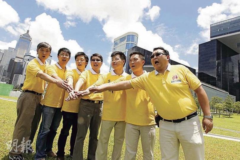 新民主同盟公布立法會選舉的參選意向。西貢區議員范國威(右三)將領隊帶領一張9人名單出選新界東,包括大埔區議員任啟邦(右一)、關永業(右二)、西貢區議員梁里(左三)、西貢區議員鍾錦麟(左二)和大埔區議員容永舟(左一)等。左四為同盟秘書長陸耀文。(李紹昌攝) 新民主同盟公布立法會選舉的參選意向。西貢區議員范國威(右三)將領隊帶領一張9人名單出選新界東,包括大埔區議員任啟邦(右一)、關永業(右二)、西貢區議員梁里(左三)、西貢區議員鍾錦麟(左二)和大埔區議員容永舟(左一)等。左四為同盟秘書長陸耀文。(李紹昌攝)