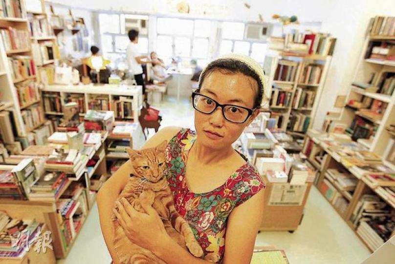 31歲的「藝鵠書店」經理何比表示,踏出社會工作後,才發現自己的蛻變,在其他人努力「搵銀」之時,她直言自己的生活不需花很多錢,亦不覺得自己較他人「輸蝕」,因為參與社運和在書店工作,都是令她快樂的事。(李紹昌攝) 31歲的「藝鵠書店」經理何比表示,踏出社會工作後,才發現自己的蛻變,在其他人努力「搵銀」之時,她直言自己的生活不需花很多錢,亦不覺得自己較他人「輸蝕」,因為參與社運和在書店工作,都是令她快樂的事。(李紹昌攝)