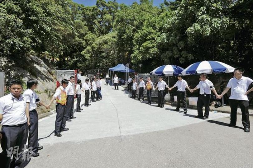 陳廷驊追思法事於西貢湛山寺舉行,保安在寺廟閘外組成人鏈阻擋記者拍攝車輛進入。(尹錦恩攝)不少政商界人士出席陳廷驊的追思法事,包括全國政協副主席董建華(右)和胞弟董建成(左)。(尹錦恩攝)「六嬸」方逸華(右)昨晨出席陳廷驊的追思法事。(尹錦恩攝)鷹君集團主席羅嘉瑞(右)昨日乘車到舉行陳廷驊追思法事的西貢湛山寺。(尹錦恩攝) 陳廷驊追思法事於西貢湛山寺舉行,保安在寺廟閘外組成人鏈阻擋記者拍攝車輛進入。(尹錦恩攝)不少政商界人士出席陳廷驊的追思法事,包括全國政協副主席董建華(右)和胞弟董建成(左)。(尹錦恩攝)「六嬸」方逸華(右)昨晨出席陳廷驊的追思法事。(尹錦恩攝)鷹君集團主席羅嘉瑞(右)昨日乘車到舉行陳廷驊追思法事的西貢湛山寺。(尹錦恩攝)