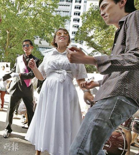 黃錢其濂昨參與保育人士的跳舞活動,要求保留政府總部西座。(李紹昌攝) 黃錢其濂昨參與保育人士的跳舞活動,要求保留政府總部西座。(李紹昌攝)