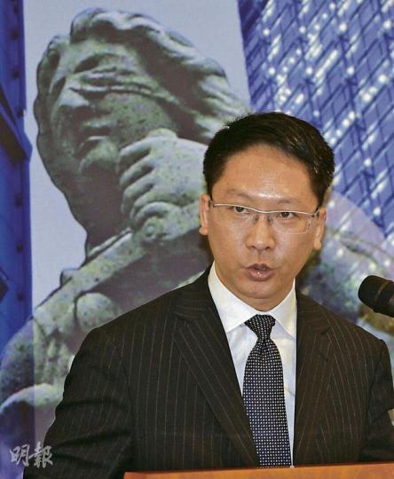 律政司長袁國強昨日主持「檢控周」開幕,他致辭表示律政司會繼續以公平、恰當和專業的態度作出檢控決定。(李紹昌攝)(明報製圖) 律政司長袁國強昨日主持「檢控周」開幕,他致辭表示律政司會繼續以公平、恰當和專業的態度作出檢控決定。(李紹昌攝)(明報製圖)