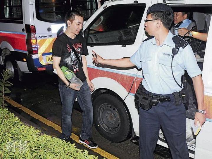 遇襲男子送院時喃喃自語,並指罵在場記者。(蔡方山攝) 遇襲男子送院時喃喃自語,並指罵在場記者。(蔡方山攝)
