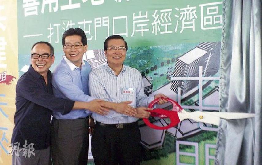 商務及經濟發展局長蘇錦樑(中)表示,希望3家電視台以大眾利益為依歸,讓市民可免費看奧運轉播。圖右為民建聯主席譚耀宗、左為劉江華。(袁正熹攝) 商務及經濟發展局長蘇錦樑(中)表示,希望3家電視台以大眾利益為依歸,讓市民可免費看奧運轉播。圖右為民建聯主席譚耀宗、左為劉江華。(袁正熹攝)