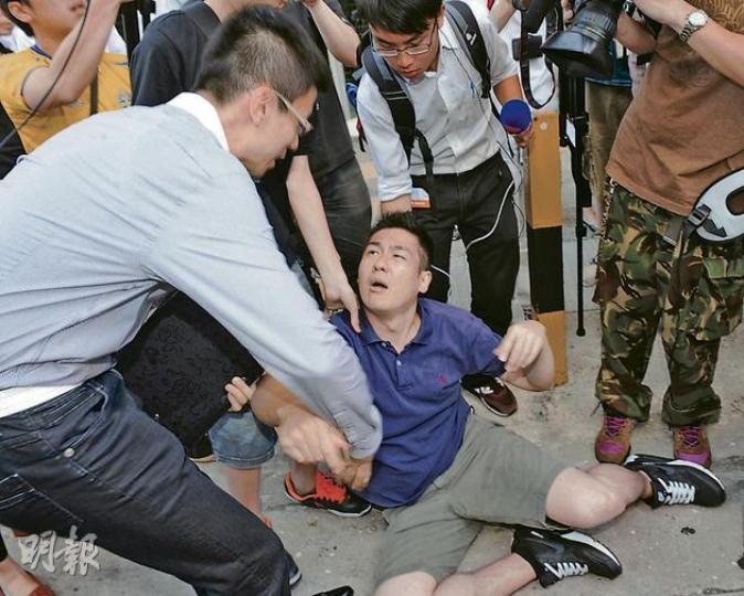新聞秘書羅莘桉(左)昨護送政務司長林鄭月娥離開期間,被指推倒欲向林太交示威物品的譚姓男子(中),羅其後扶起該男子,二人均被帶署助查。(劉焌陶攝)有示威者指控被林鄭月娥的新聞秘書羅莘桉推倒,羅莘桉被帶上警車返署協助調查。(劉焌陶攝) 新聞秘書羅莘桉(左)昨護送政務司長林鄭月娥離開期間,被指推倒欲向林太交示威物品的譚姓男子(中),羅其後扶起該男子,二人均被帶署助查。(劉焌陶攝)有示威者指控被林鄭月娥的新聞秘書羅莘桉推倒,羅莘桉被帶上警車返署協助調查。(劉焌陶攝)