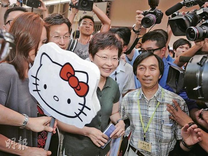 林鄭月娥昨到鴨脷洲出席諮詢會,人民力量成員預備了Hello Kitty掃帚,要求她「掃走大話精(梁振英)」,但林鄭月娥沒接收。(劉焌陶攝)食物及衛生局長高永文昨到鴨脷洲,接收了人民力量的示威蛋,希望他站在脆弱人民一方。高回應街坊訴求說,未來5年會發展基層醫療,優先解決輪候時間過長及前線醫護人員壓力過大等問題,並會研究如何平衡公私營醫療系統。(劉焌陶攝) 林鄭月娥昨到鴨脷洲出席諮詢會,人民力量成員預備了Hello Kitty掃帚,要求她「掃走大話精(梁振英)」,但林鄭月娥沒接收。(劉焌陶攝)食物及衛生局長高永文昨到鴨脷洲,接收了人民力量的示威蛋,希望他站在脆弱人民一方。高回應街坊訴求說,未來5年會發展基層醫療,優先解決輪候時間過長及前線醫護人員壓力過大等問題,並會研究如何平衡公私營醫療系統。(劉焌陶攝)