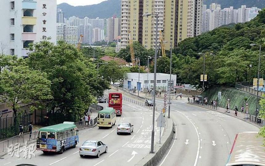 一名青年昨晨踩單車由清水灣道往彩虹方向落斜路段時(圖中左邊行車線),至聖約翰小學對開的馬路時,撞倒一名企圖橫過6線馬路的老婦。(丁灝嵐攝)清水灣道上不時有巿民胡亂過馬路的驚險場面,記者昨午45分鐘內便見兩名巿民違規過路。(丁灝嵐攝)本港近年愈來愈多巿民鍾情踩單車,在清水灣道的大斜路上亦可見踩單車人士的身影。(丁灝嵐攝) 一名青年昨晨踩單車由清水灣道往彩虹方向落斜路段時(圖中左邊行車線),至聖約翰小學對開的馬路時,撞倒一名企圖橫過6線馬路的老婦。(丁灝嵐攝)清水灣道上不時有巿民胡亂過馬路的驚險場面,記者昨午45分鐘內便見兩名巿民違規過路。(丁灝嵐攝)本港近年愈來愈多巿民鍾情踩單車,在清水灣道的大斜路上亦可見踩單車人士的身影。(丁灝嵐攝)