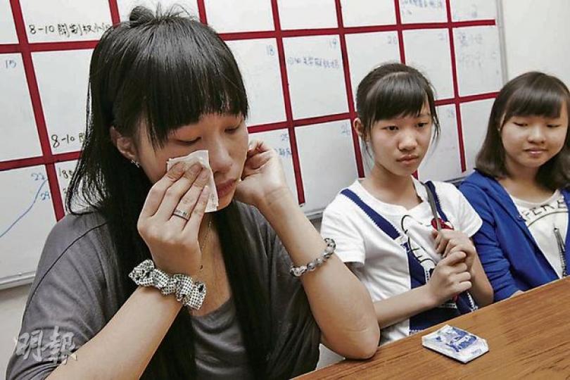 基層家庭學生大寶(中)和大恩(右)今年升中,但因沒錢參加興趣班,常感自卑。同樣來自基層的中七生樂思(左)亦曾走過她們的路,學習小提琴的她因缺錢而沒法報考皇家音樂試,說到經歷不禁悲從中來。(李紹昌攝) 基層家庭學生大寶(中)和大恩(右)今年升中,但因沒錢參加興趣班,常感自卑。同樣來自基層的中七生樂思(左)亦曾走過她們的路,學習小提琴的她因缺錢而沒法報考皇家音樂試,說到經歷不禁悲從中來。(李紹昌攝)