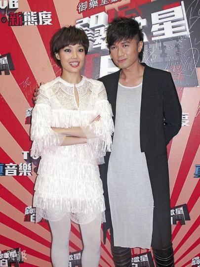 古巨基句句窒住,被容祖兒笑罵他家嘈屋閉。(攝影:梁迺楠)何韻詩突然被蕭敬騰攬腰嚇到甩嘴。(攝影:梁迺楠)鄭裕玲與容祖兒帶領的紅組險勝白組,開心高舉獎座。(攝影:梁迺楠)容祖兒在箱內用手腳支撐一邊唱歌一邊作高難度演出,盡顯天后風範。(攝影:梁迺楠)關淑怡穿著露肩裝演唱顯唱功。(攝影:梁迺楠) 古巨基句句窒住,被容祖兒笑罵他家嘈屋閉。(攝影:梁迺楠)何韻詩突然被蕭敬騰攬腰嚇到甩嘴。(攝影:梁迺楠)鄭裕玲與容祖兒帶領的紅組險勝白組,開心高舉獎座。(攝影:梁迺楠)容祖兒在箱內用手腳支撐一邊唱歌一邊作高難度演出,盡顯天后風範。(攝影:梁迺楠)關淑怡穿著露肩裝演唱顯唱功。(攝影:梁迺楠)