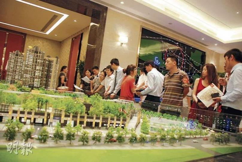 二度減息再次觸動內地民眾買樓情緒。深圳一個未正式開售的樓盤,前日只不過接受買家登記,也吸引到數百名市民到場,部分稱擔心樓價會反彈而不再觀望。圖為一眾買家圍在樓盤模型旁聽職員推介。(陳子凌攝) 二度減息再次觸動內地民眾買樓情緒。深圳一個未正式開售的樓盤,前日只不過接受買家登記,也吸引到數百名市民到場,部分稱擔心樓價會反彈而不再觀望。圖為一眾買家圍在樓盤模型旁聽職員推介。(陳子凌攝)
