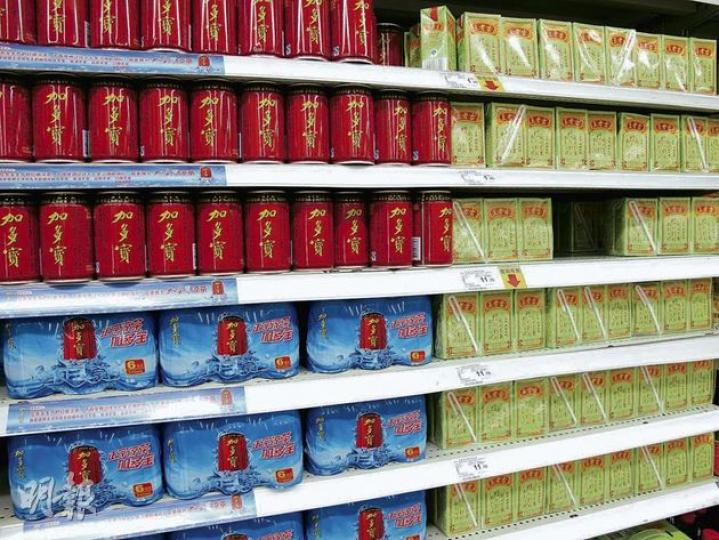 在深圳羅湖區一間家樂福內,廣藥仍是以綠色紙盒裝王老吉(圖右)與紅罐加多寶對抗。(李萌攝)廣藥在6月中推出廣藥出品的紅罐王老吉(圖右)。圖左為失去「王老吉」商標的加多寶涼茶。(劉焌陶攝)顧客反應﹕陳先生平時經常買涼茶喝,對於加多寶和廣藥之爭,他說自己都知道,且清楚加多寶就是以前的王老吉。當被問及如果在超市同時看到加多寶涼茶和廣藥王老吉涼茶時會買哪一個,他說自己依然會買加多寶,「因為功效好,是真的有功效,廣藥是鋪錢才做到。」(李萌攝)顧客反應﹕來自廣州的高先生和朋友一起逛家樂福超市,當記者向其出示廣 在深圳羅湖區一間家樂福內,廣藥仍是以綠色紙盒裝王老吉(圖右)與紅罐加多寶對抗。(李萌攝)廣藥在6月中推出廣藥出品的紅罐王老吉(圖右)。圖左為失去「王老吉」商標的加多寶涼茶。(劉焌陶攝)顧客反應﹕陳先生平時經常買涼茶喝,對於加多寶和廣藥之爭,他說自己都知道,且清楚加多寶就是以前的王老吉。當被問及如果在超市同時看到加多寶涼茶和廣藥王老吉涼茶時會買哪一個,他說自己依然會買加多寶,「因為功效好,是真的有功效,廣藥是鋪錢才做到。」(李萌攝)顧客反應﹕來自廣州的高先生和朋友一起逛家樂福超市,當記者向其出示廣