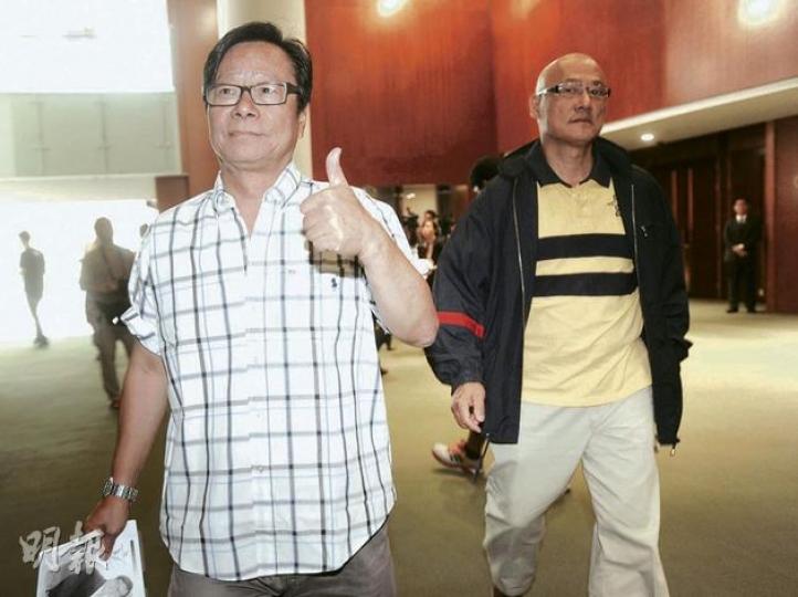人民力量黃毓民(左)得知政府押後改組議案後,做出勝利手勢,但他拒評「拉布」是否成功。右為人民力量陳偉業。(余俊亮攝)
人民力量黃毓民(左)得知政府押後改組議案後,做出勝利手勢,但他拒評「拉布」是否成功。右為人民力量陳偉業。(余俊亮攝)