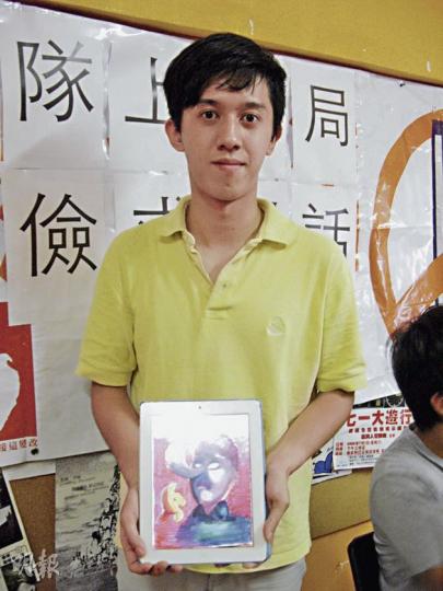 凱撒加入學民思潮兩個多月,主要負責攝影、創作示威物品,如圖中象徵「洗腦」的木偶畫,就是他的作品。(周婷攝)
凱撒加入學民思潮兩個多月,主要負責攝影、創作示威物品,如圖中象徵「洗腦」的木偶畫,就是他的作品。(周婷攝)