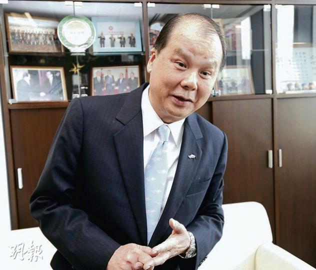 勞工及福利局長張建宗表示,新政府要令「基層巿民的生活過得好些」,當務之急是發放特惠生果金,但他指要今年內推出「肯定有困難」。(尹錦恩攝) 勞工及福利局長張建宗表示,新政府要令「基層巿民的生活過得好些」,當務之急是發放特惠生果金,但他指要今年內推出「肯定有困難」。(尹錦恩攝)