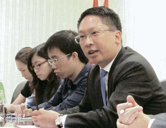 律政司長袁國強(右)昨說,即使梁振英提出要處理23條立法,他亦會勸梁「唔好搞咁多」。(黃景怡攝)
律政司長袁國強(右)昨說,即使梁振英提出要處理23條立法,他亦會勸梁「唔好搞咁多」。(黃景怡攝)