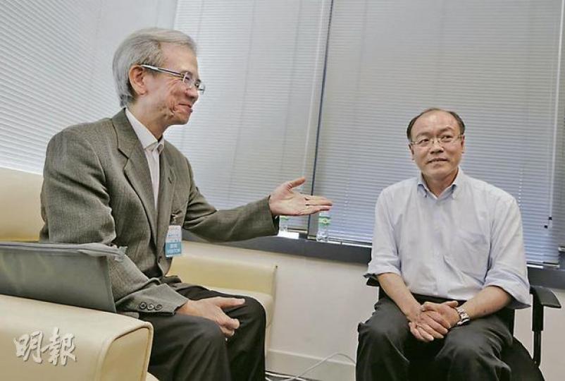 平機會主席林煥光(左)昨與委員馮檢基(右)會面,馮檢基會後表明,林仍未能說服他同時出任平機會和行會召集人沒角色衝突,強調若林堅持出任,他便會辭職。(李澤彤攝)
平機會主席林煥光(左)昨與委員馮檢基(右)會面,馮檢基會後表明,林仍未能說服他同時出任平機會和行會召集人沒角色衝突,強調若林堅持出任,他便會辭職。(李澤彤攝)