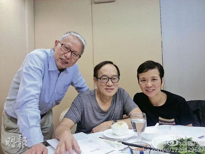 劉志敏(中)跟何志滌牧師(左)與羅乃萱師母(右)為娟妹的追思崇拜開會。(微博圖片) 劉志敏(中)跟何志滌牧師(左)與羅乃萱師母(右)為娟妹的追思崇拜開會。(微博圖片)