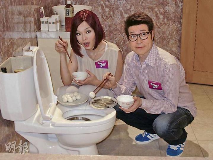 詹瑞文、呂慧儀圍住馬桶打邊爐。(攝影/記者:鍾一虹)
詹瑞文、呂慧儀圍住馬桶打邊爐。(攝影/記者:鍾一虹)