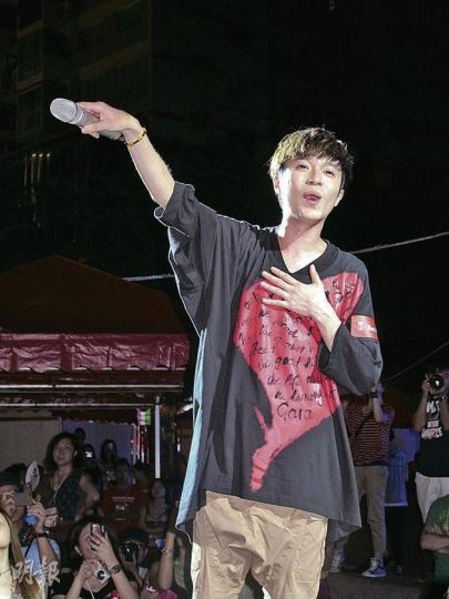 李蘢怡因音響中途失效被迫清唱,最後更決定重唱一次。(攝影/記者﹕孫慧莊)
李蘢怡因音響中途失效被迫清唱,最後更決定重唱一次。(攝影/記者﹕孫慧莊)