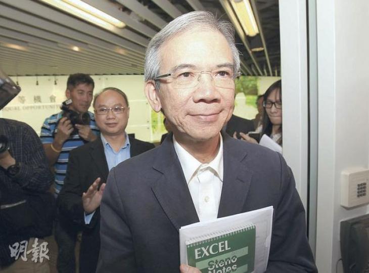 平機會昨有13名委員出席特別會議,包括支持主席林煥光兼任行會召集人的委員如陳曼琪(右四)和趙麗娟(右三)等。反對林煥光兼任的委員馮檢基(右二)昨指出,對委員在會內的發言感失望。另有兩名委員分別以電話會議和電郵方式,向林煥光表達意見。(郭慶輝攝)
平機會昨有13名委員出席特別會議,包括支持主席林煥光兼任行會召集人的委員如陳曼琪(右四)和趙麗娟(右三)等。反對林煥光兼任的委員馮檢基(右二)昨指出,對委員在會內的發言感失望。另有兩名委員分別以電話會議和電郵方式,向林煥光表達意見。(郭慶輝攝)