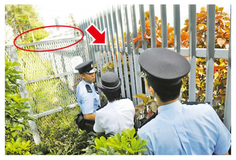 在公園鐵欄困了一晚的腦退化伯伯,獲救後由消防員安排飲料,給他補充水分。(蔡方山攝)
在公園鐵欄困了一晚的腦退化伯伯,獲救後由消防員安排飲料,給他補充水分。(蔡方山攝)