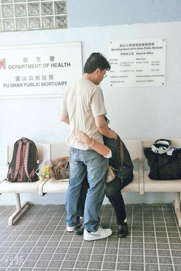死者黃紫健生前任教的中學,昨設悼念壁報,有學生摺紙鶴悼念「紫健sir」,「希望佢去第二個地方生活得好」。(楊嘉欣攝)
死者黃紫健生前任教的中學,昨設悼念壁報,有學生摺紙鶴悼念「紫健sir」,「希望佢去第二個地方生活得好」。(楊嘉欣攝)