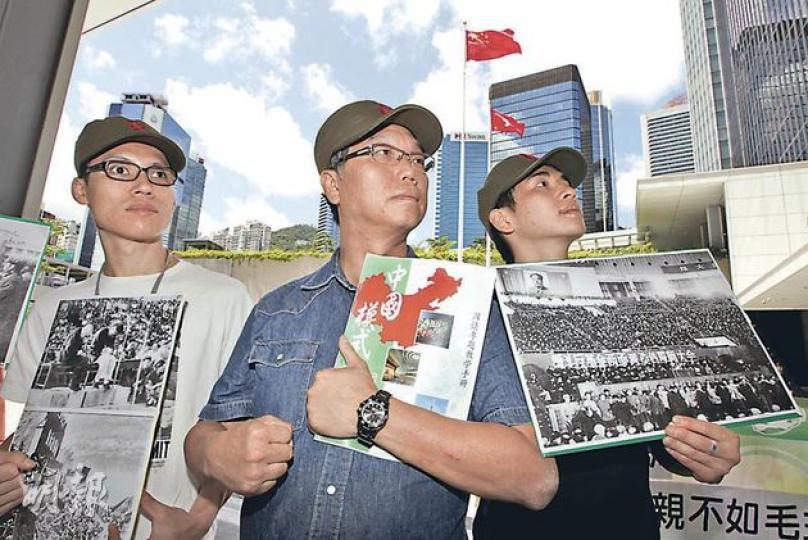 民主黨立法會議員黃成智(中)昨於教育事務委員會舉行前抗議政府將國民教育列作必修科,批評《中國模式》國情專題教學手冊內容偏頗,以此教材授課會荼毒學生,令學生成為「紅衛兵」,要求政府收回教材。(李紹昌攝) 民主黨立法會議員黃成智(中)昨於教育事務委員會舉行前抗議政府將國民教育列作必修科,批評《中國模式》國情專題教學手冊內容偏頗,以此教材授課會荼毒學生,令學生成為「紅衛兵」,要求政府收回教材。(李紹昌攝)