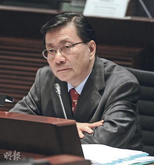 新任運輸及房屋局長張炳良昨日首次以局長身分,出席立法會交通事務委員會。他表示,地政總署正就港鐵違規出租鐵路網絡予電訊商一事作調查,當局會在完成調查後交代事件。(尹錦恩攝)
新任運輸及房屋局長張炳良昨日首次以局長身分,出席立法會交通事務委員會。他表示,地政總署正就港鐵違規出租鐵路網絡予電訊商一事作調查,當局會在完成調查後交代事件。(尹錦恩攝)