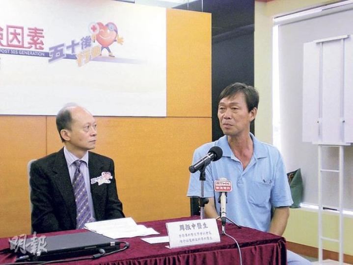 62歲的吳競榮(右)早年為養家經常超時工作,致睡眠不足,加上飲食習慣不佳終患上心臟病,糖尿及內分泌科專科醫生周振中(左)表示,在職人士若睡不足6小時,患心血管病風險較睡8小時者高4.5倍。(梁杏怡攝) 62歲的吳競榮(右)早年為養家經常超時工作,致睡眠不足,加上飲食習慣不佳終患上心臟病,糖尿及內分泌科專科醫生周振中(左)表示,在職人士若睡不足6小時,患心血管病風險較睡8小時者高4.5倍。(梁杏怡攝)