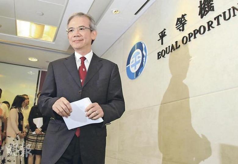 平機會主席林煥光兼任行政會議召集人一事擾攘逾一星期,他昨宣布維持雙職至明年1月與平機會約滿。特首梁振英發表聲明歡迎林的決定,認為他兼任兩職可服務市民,貢獻社會。(郭慶輝攝) 平機會主席林煥光兼任行政會議召集人一事擾攘逾一星期,他昨宣布維持雙職至明年1月與平機會約滿。特首梁振英發表聲明歡迎林的決定,認為他兼任兩職可服務市民,貢獻社會。(郭慶輝攝)
