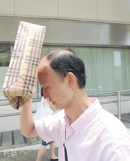 主診醫生李楚山向死者黃耀新的兒子黃卓萬(圖)解釋不搶救的原因,其時黃點頭並說明白。裁判官指黃沒有明顯表示同意,醫生或因此誤解其意願。(何偉畧攝) 葛量洪醫院心臟內科主管范瑜茵撰寫專家報告,認為事主黃耀新在家中暈倒時,體內的血管瘤已破裂,死亡風險頗高。黃在醫院昏迷時呼吸停頓,搶救已屬徒勞。(何偉畧攝) 主診醫生李楚山向死者黃耀新的兒子黃卓萬(圖)解釋不搶救的原因,其時黃點頭並說明白。裁判官指黃沒有明顯表示同意,醫生或因此誤解其意願。(何偉畧攝) 葛量洪醫院心臟內科主管范瑜茵撰寫專家報告,認為事主黃耀新在家中暈倒時,體內的血管瘤已破裂,死亡風險頗高。黃在醫院昏迷時呼吸停頓,搶救已屬徒勞。(何偉畧攝)