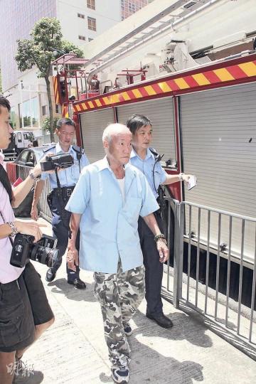 66歲的周伯堅拒交出居住多年的單位,與妻子在單位內貼出多張「大字報」,並在室內淋天拿水,驚動警方及消防員,經談判專家游說個多小時,終自行開門,陪同情緒激動的妻子送院檢查。(林錫禮攝) 警方出動身穿防暴盔甲的警員,手持盾牌到場戒備。(林錫禮攝) 66歲的周伯堅拒交出居住多年的單位,與妻子在單位內貼出多張「大字報」,並在室內淋天拿水,驚動警方及消防員,經談判專家游說個多小時,終自行開門,陪同情緒激動的妻子送院檢查。(林錫禮攝) 警方出動身穿防暴盔甲的警員,手持盾牌到場戒備。(林錫禮攝)