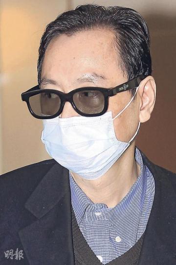 多次被罰停牌的西醫李照堂,昨日戴上3D戲院專用的立體眼鏡出席醫務聆訊。(郭慶輝攝) 多次被罰停牌的西醫李照堂,昨日戴上3D戲院專用的立體眼鏡出席醫務聆訊。(郭慶輝攝)