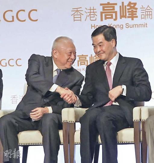 特首梁振英(右)昨日出席香港與東亞區域合作論壇致辭時說,歐債危機令全球經濟不明朗,亞洲包括香港都不能獨善其身。左為前特首、全國政協副主席董建華,兩人交談時笑容滿面。(李紹昌攝) 特首梁振英(右)昨日出席香港與東亞區域合作論壇致辭時說,歐債危機令全球經濟不明朗,亞洲包括香港都不能獨善其身。左為前特首、全國政協副主席董建華,兩人交談時笑容滿面。(李紹昌攝)