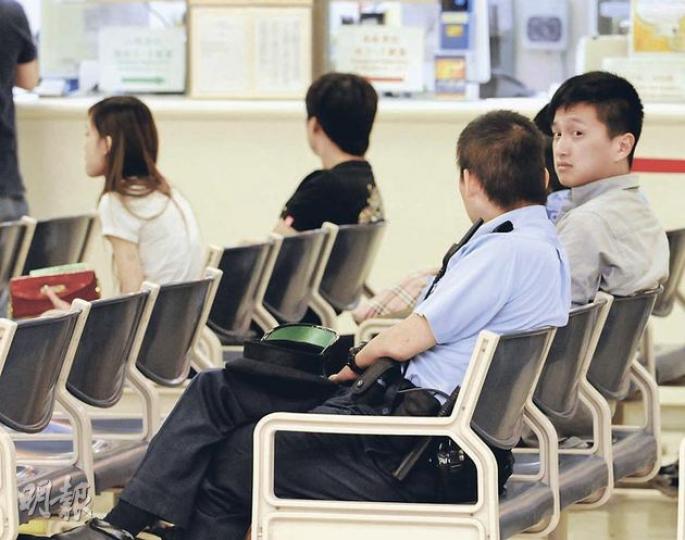 新歡舊愛大打出手,兩男一女送院治理。候診期間前男友(警員旁灰衣者)面對坐在前排的舊女友(左一)與其新歡(黑衣),狀甚無奈。(蔡方山攝) 新歡舊愛大打出手,兩男一女送院治理。候診期間前男友(警員旁灰衣者)面對坐在前排的舊女友(左一)與其新歡(黑衣),狀甚無奈。(蔡方山攝)